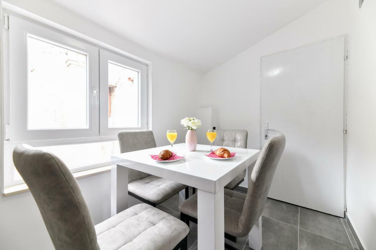 Grey Apartment Old Town Zara Esterno foto