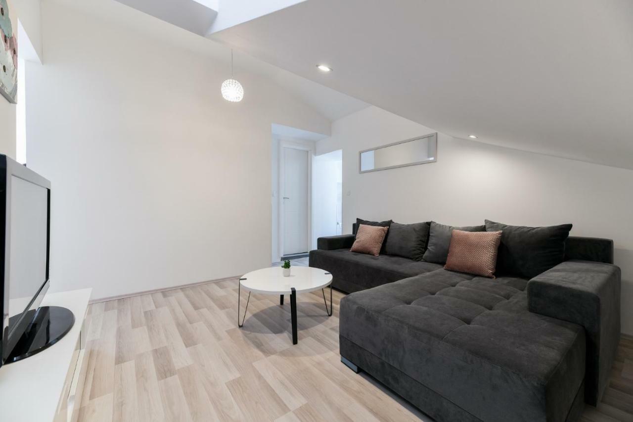 Grey Apartment Old Town Zara Esterno foto