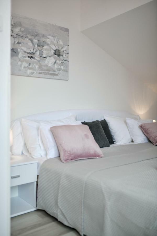 Grey Apartment Old Town Zara Esterno foto