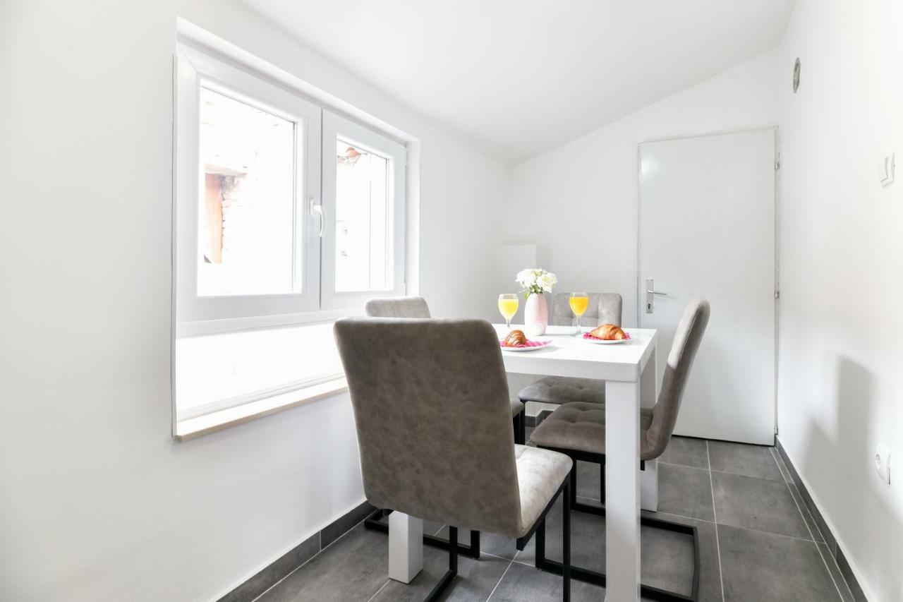 Grey Apartment Old Town Zara Esterno foto