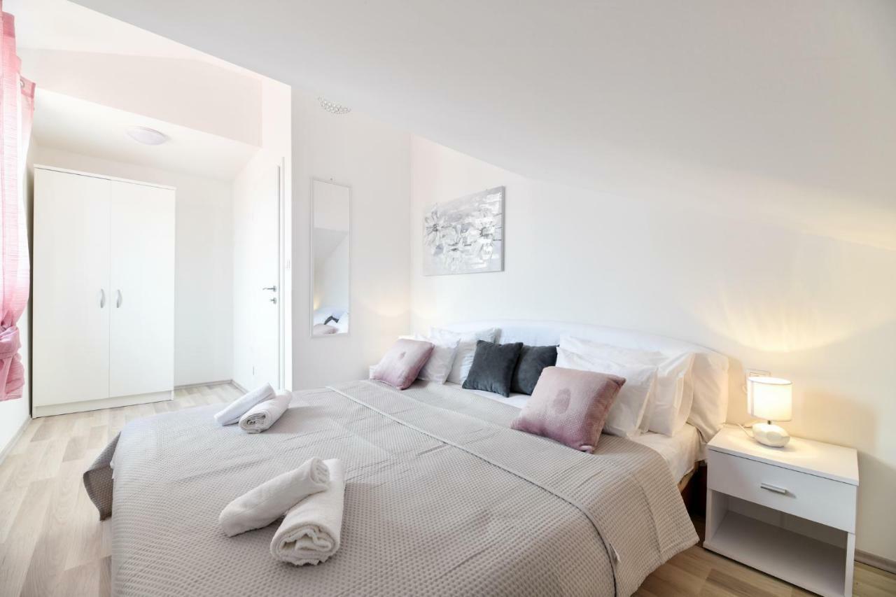 Grey Apartment Old Town Zara Esterno foto